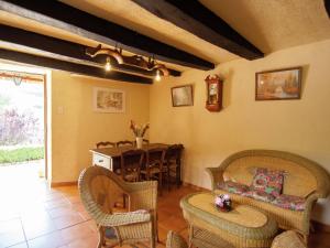 Maisons de vacances Tasteful Cottage in Roziers with Terrace : photos des chambres