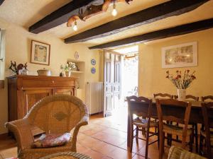 Maisons de vacances Tasteful Cottage in Roziers with Terrace : photos des chambres