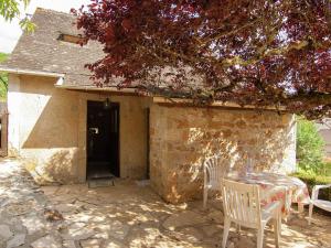 Maisons de vacances Tasteful Cottage in Roziers with Terrace : photos des chambres