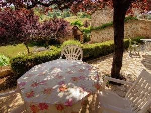 Maisons de vacances Tasteful Cottage in Roziers with Terrace : photos des chambres