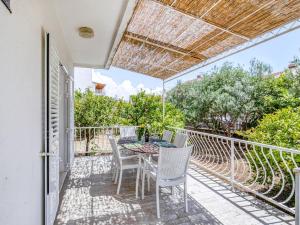 Villa in Orebi with Garden near Seabeach