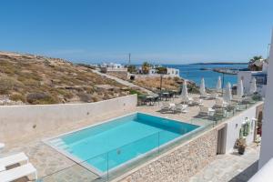 Studio with Pool and Sea View