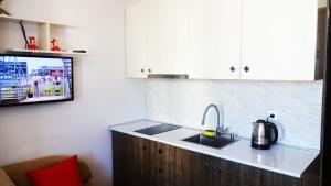 Sunshine studio with great views