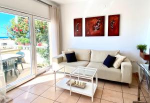 House in front of the beach with sea view