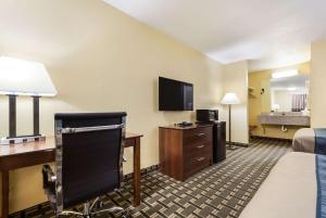 Standard Queen Room with Two Queen Beds - Non-Smoking room in Rodeway Inn University District