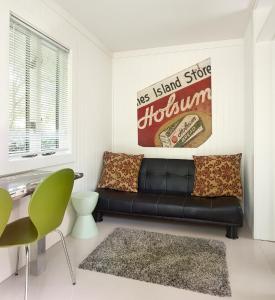 Folly Vacation 620 apartment wbonus room, one block to the beach & pet friendly