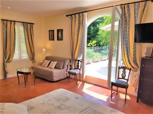 B&B / Chambres d'hotes B&B with charm, quiet, kitchen, sw pool. : photos des chambres