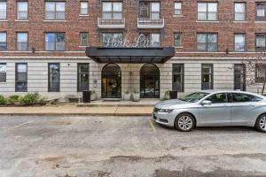 Plush Living next to Forest ParkBJCZooWashU