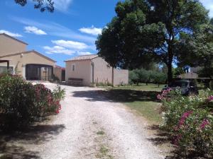 Sejours chez l'habitant La Clastre location d'un studio avec piscine et clim pres d'Uzes : Studio - Vue sur Piscine 