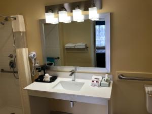 Queen Room - Mobility Access/Non-Smoking room in Days Inn by Wyndham Cape Carteret