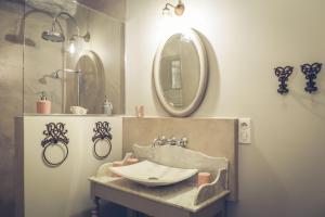 B&B / Chambres d'hotes CHAMBRES D'HOTES L'Oreliane en Provence Adults Only : photos des chambres
