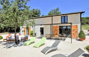 Maisons de vacances Beautiful Home In La Garde Adhmar With Wifi : photos des chambres