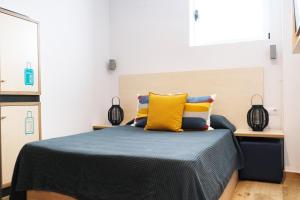 Doble room with private interior bathroom room in TAKE SURF Hostel Conil