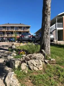 Escarpment Heights Motel - Mindemoya