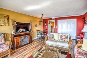 1 Block to Ocean Shore Condo in Myrtle Beach!