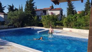 Villa Ivanka Murter ap D sa grijanim bazenom i besplatnim parkingom