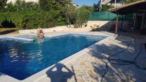 Villa Ivanka Murter ap D sa grijanim bazenom i besplatnim parkingom