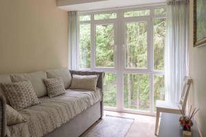 Family-friendly 2 rooms apartment with view to a forest