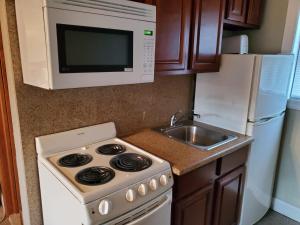 Double Room with Kitchenette room in Golden Gate Lodging