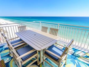 Two-Bedroom Apartment room in All-Suite Splash Resort Corner Unit with Pools & Gym condo