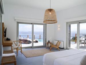 Honeymoon Suite with Caldera View and Private Pool