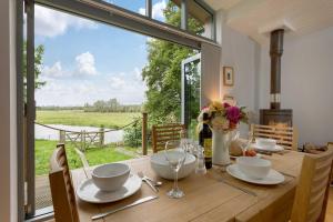 Secluded, New Forest Riverside Lodge