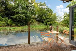 Secluded, New Forest Riverside Lodge