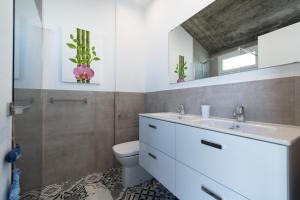 Durmiendo sobre el mar, Vivienda Los Riscos