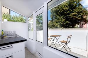 The WHITE APARTMENT - Bogoridi Main Street