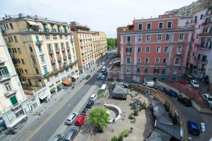 Zimmer mit Kingsize-Bett und Meerblick