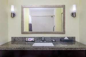 Deluxe King One-Bedroom Suite - Non-Smoking room in La Quinta by Wyndham Hinesville - Fort Stewart