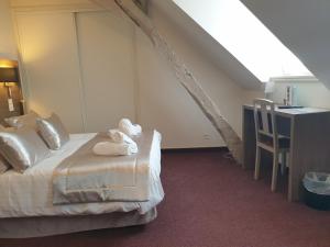 Hotels Le Patio De La Dordogne : Chambre Triple (1 Lit Double et 1 Lit Simple)