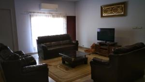 Three-Bedroom House room in fully furnished house