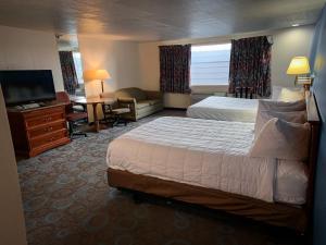 Queen Room with Two Queen Beds room in Ventura Grand Inn