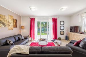 Spacious Villa with Private Pool, BBQ, Fenced Yard, Summer Kitchen, Beautiful Beaches nearby