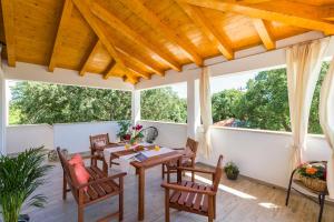 Spacious Villa with Private Pool, BBQ, Fenced Yard, Summer Kitchen, Beautiful Beaches nearby