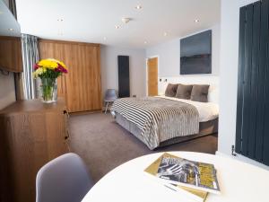 King Suite with Sofa Bed room in Carlton Hotel
