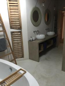 B&B / Chambres d'hotes Lunel Bien-etre : Chambre Triple avec Terrasse et Salle de Bains Commune