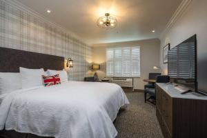 King Room with Roll-In Shower - Disability Access room in Aristocrat Hotel BW Signature Collection