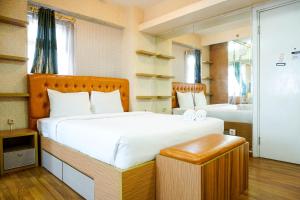 Furnished Studio with Comfortable Design Green Pramuka Apartment By Travelio