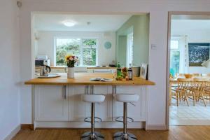 SECLUDED COTTAGE-4 BED-Sleeps 8- TREARDDUR BAY