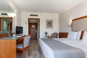 Double Room with Queen Bed and City View - Non-Smoking