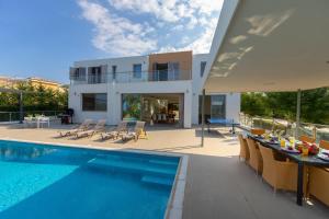 Limni Beach Villa - Beachfront Four Bedroom Luxury Villa