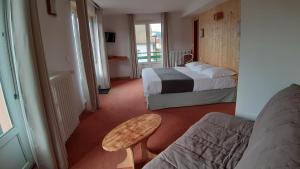 Hotels Hotel De La Route Verte : Suite Junior pour 3 Personnes