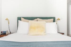 Decompress at a Tranquil, Minimal Urban Oasis with an Edge