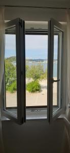 Beach apartment VAMI with sea view