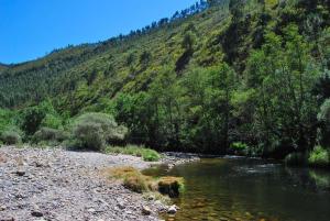 O Pardieiro - Aldeia da Paradinha com praia fluvial