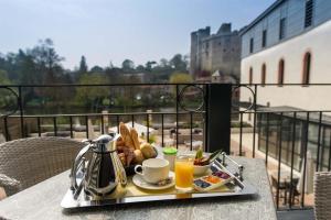 Hotels Best Western Plus Villa Saint Antoine Hotel & Spa : Chambre Prestige Lit King-Size avec Terrasse - Vue sur Château - Non-Fumeurs