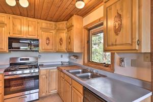 Quiet Guffey Getaway w Private Deck, Pond & Canoe
