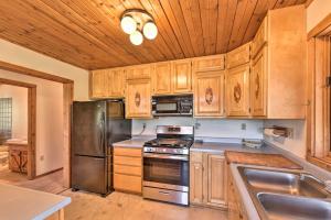 Quiet Guffey Getaway w Private Deck, Pond & Canoe